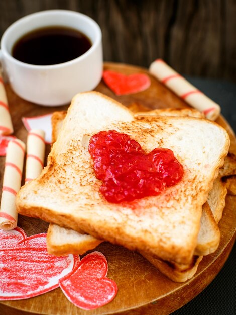 Toast met aardbeienjam in hartvorm Valentijnsdag