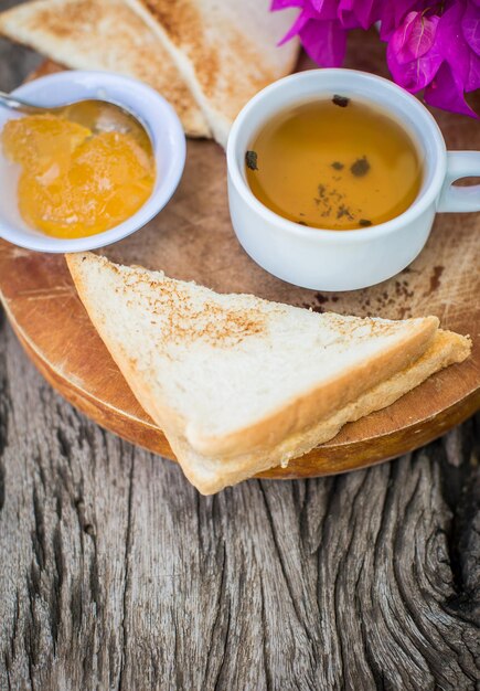 Gratis foto toast met ananasjam en thee ontbijt rustiek