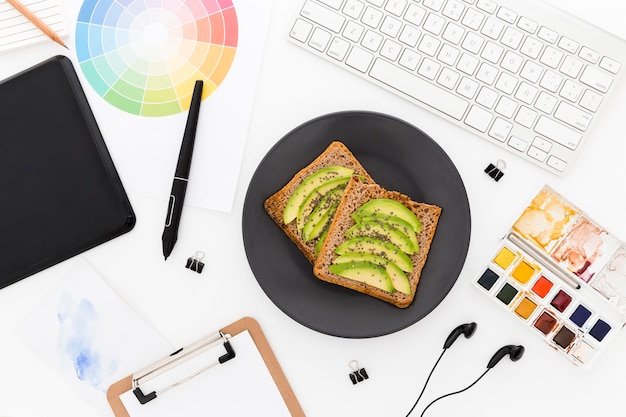 Gratis foto toast met avocado voor het ontbijt op kantoor