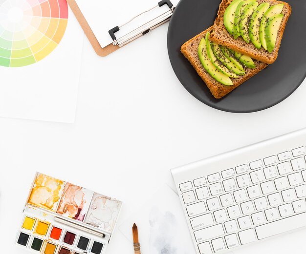 Toast met avocado voor het ontbijt