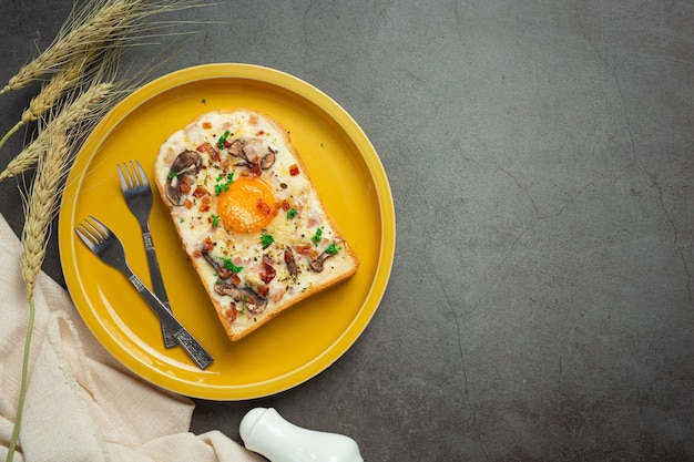 toast met gebakken ei en roomkaas op donkere achtergrond