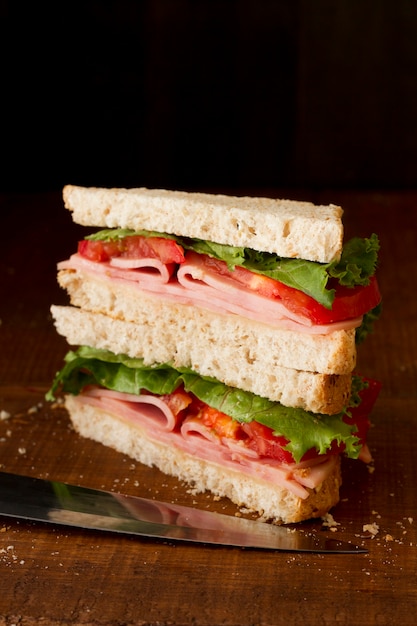 Gratis foto toast met groenten en salami op het bureau