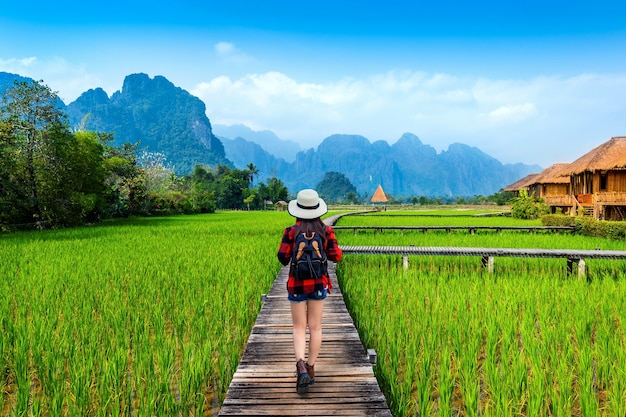 Toerisme met rugzak lopen op houten pad, Vang vieng in Laos.