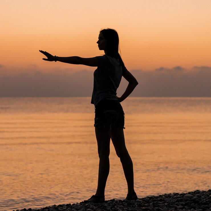 Gratis Foto toerist bij de zonsopgang die oefeningen doet