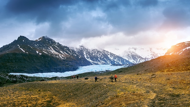 Toerist die Skaftafell-gletsjer, Vatnajokull National Park in IJsland neemt.
