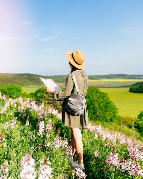 Toerist in heuvelachtig landschap