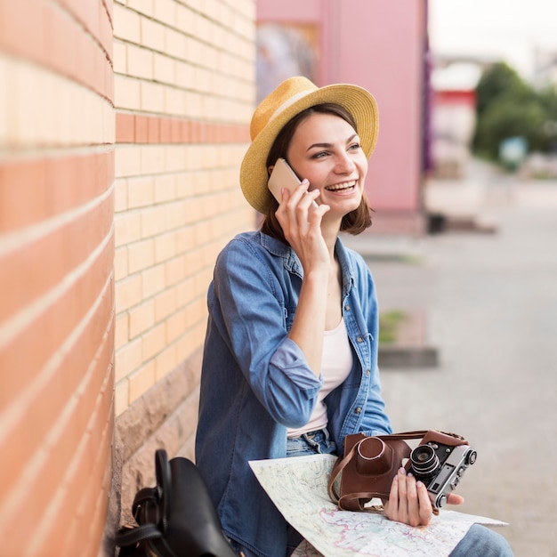 Gratis foto toerist met hoed praten aan de telefoon