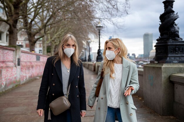 Toeristen die de stad bezoeken en een reismasker dragen