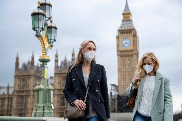 Toeristen die de stad bezoeken en een reismasker dragen