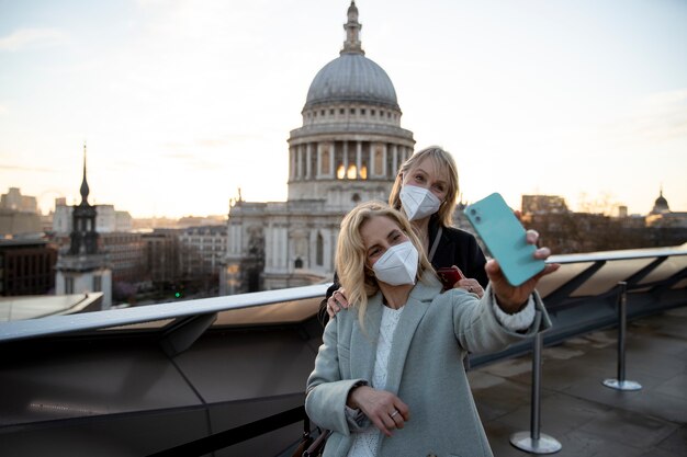 Toeristen die de stad bezoeken en een reismasker dragen