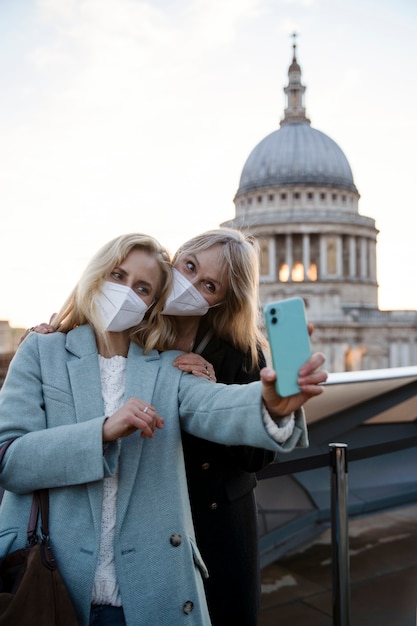 Toeristen die de stad bezoeken en een reismasker dragen