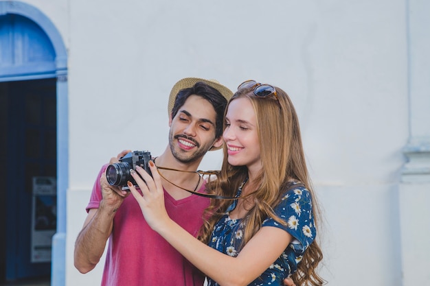 Toeristen met camera voor huis