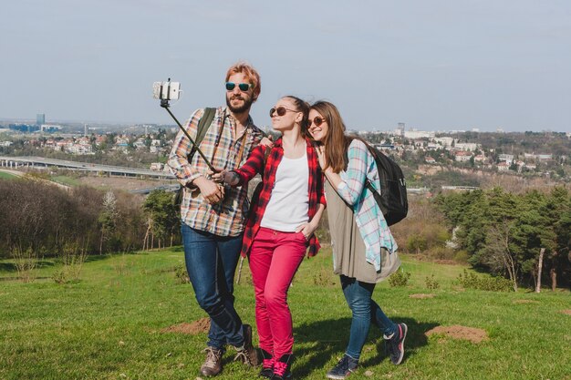 Toeristen op de heuvel nemen een selfie