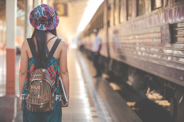 Toeristen reizen naar het treinstation.