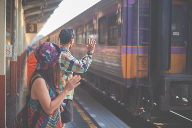 Toeristen reizen naar het treinstation.