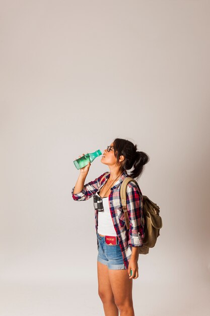 Toeristische vrouw drinken