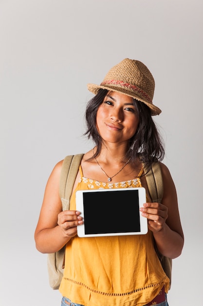 Gratis foto toeristische vrouw met tablet