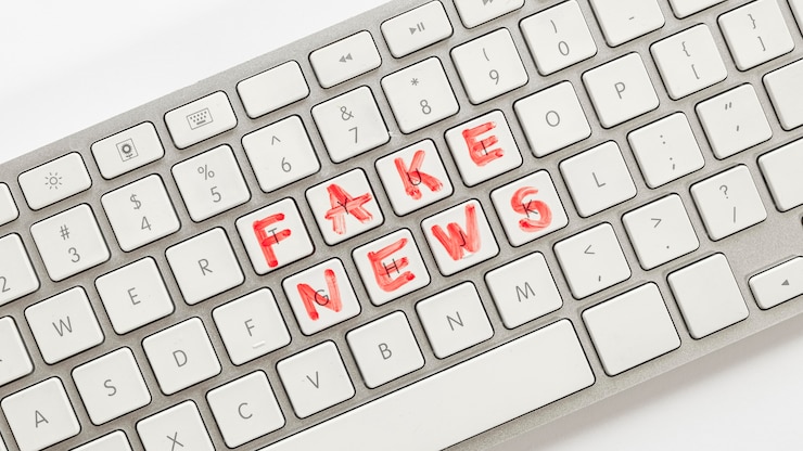 Gratis Foto toetsenbord met nepnieuws