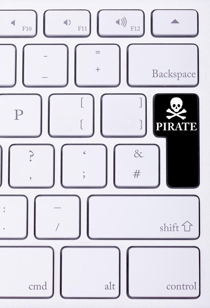 Toetsenbord met piratenwoord en symbool. Illegaal downloaden en torrent