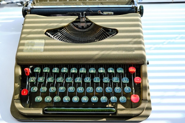 Toetsenbord van een retro typemachine, verlicht door zonlicht.