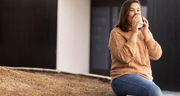 Toevallige tiener die aan de telefoon spreekt