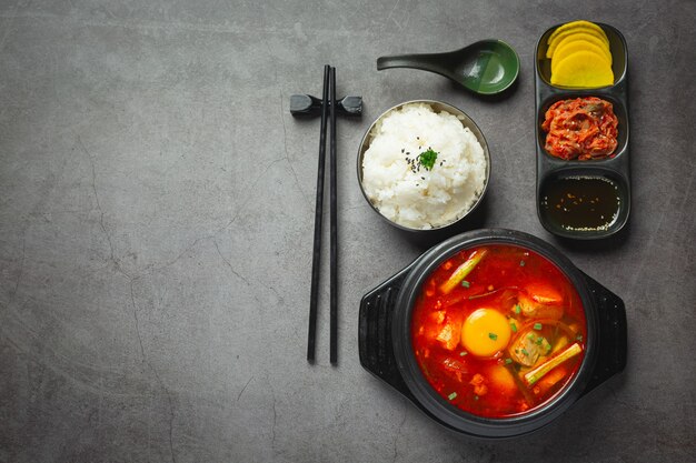 Tofu en eigeel gekookt in pittige soep