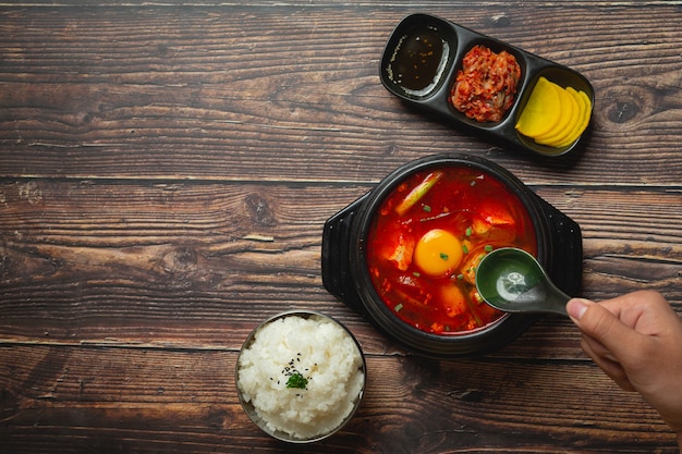 Tofu en eigeel gekookt in pittige soep