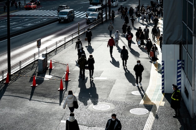 Tokyo mensen die op straat reizen