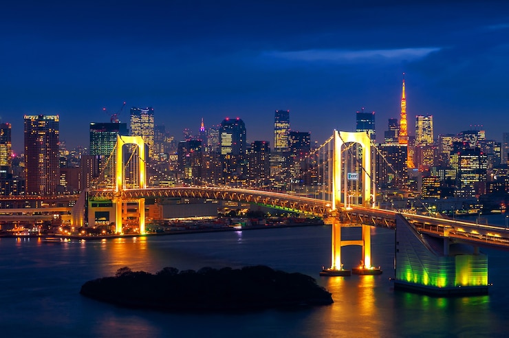 Gratis Foto tokyo skyline met rainbow bridge en tokyo tower. tokio, japan.