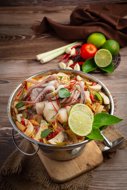 Tom Yum Gemengde Zeevruchten in Dikke Soep Hot Pot Pittig Thais Eten.