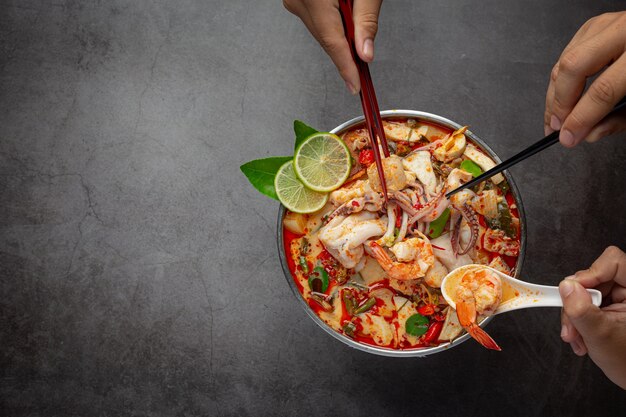 Tom Yum Gemengde Zeevruchten in Dikke Soep Hot Pot Pittig Thais Eten.