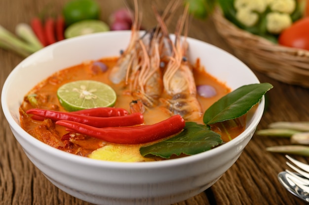 Tom Yum Kung Thaise hete pittige soep garnalen met citroengras, citroen, laos en chili op houten tafel, Thailand Voedsel