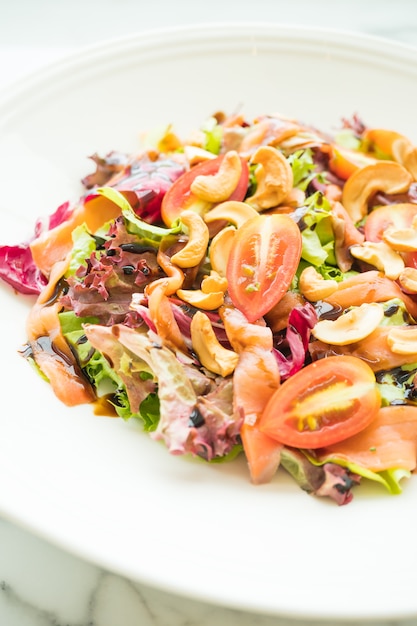 Tomaat en plantaardige salade met gerookte zalm vlees