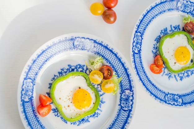 Tomaten in de buurt van gebakken eieren