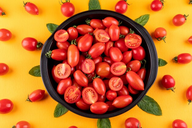 tomaten in pan op geel