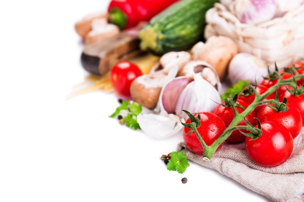 Gratis foto tomaten, knoflook en courgette opgesteld op een witte achtergrond