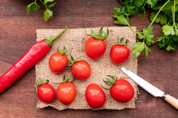 Gratis foto tomaten op plundering met peper en mes bovenaanzicht concept