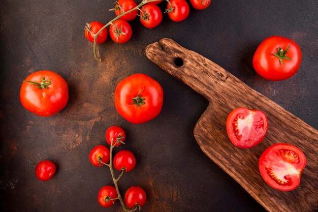 Tomatenregeling op donkere achtergrond