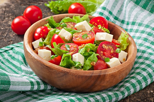 Tomatensalade met sla, kaas en mosterd en knoflookdressing