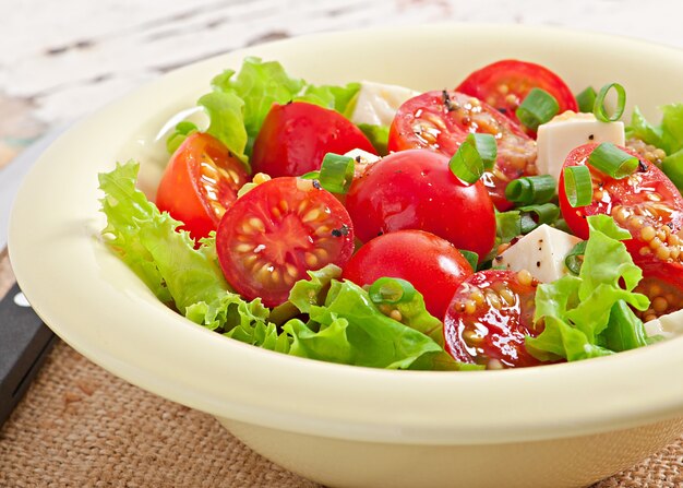 Tomatensalade met sla, kaas en mosterd en knoflookdressing