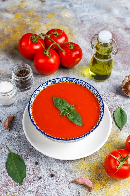 Tomatensoep met basilicum in een kom.