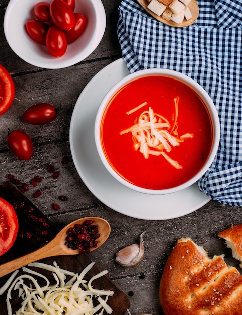 Tomatensoep met kaas en kerstomaatjes