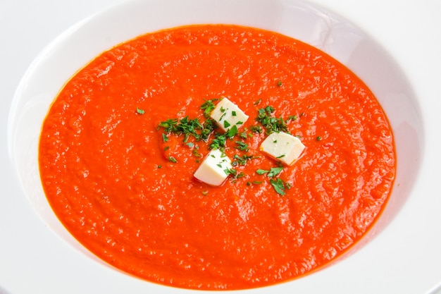 Gratis foto tomatensoep met kruiden en kaas