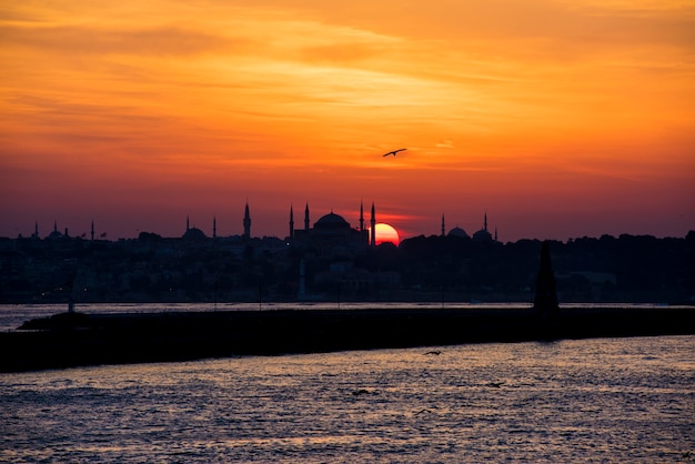 Toneel van zonsopgang over de oceaan in Istanboel Turkije