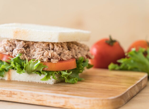 Tonijnbroodje op hout