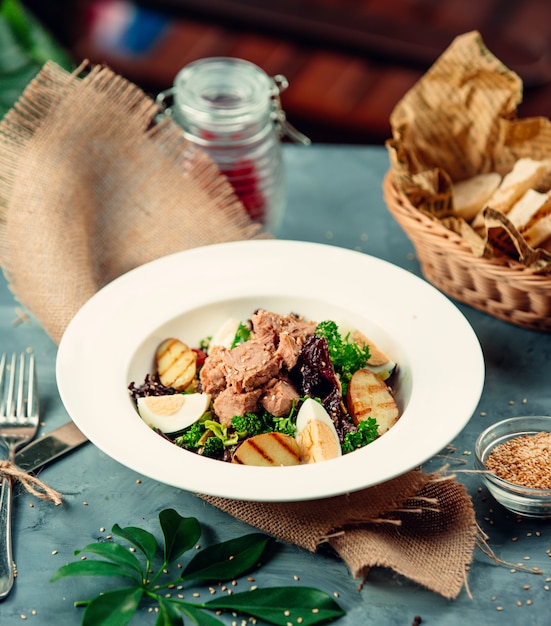 Tonijnsalade met gekookte eieren en rucola