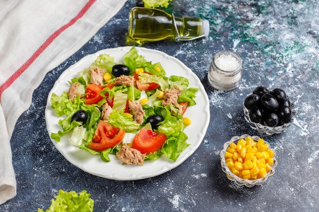 Gratis foto tonijnsalade met sla, olijven, maïs, tomaten, bovenaanzicht