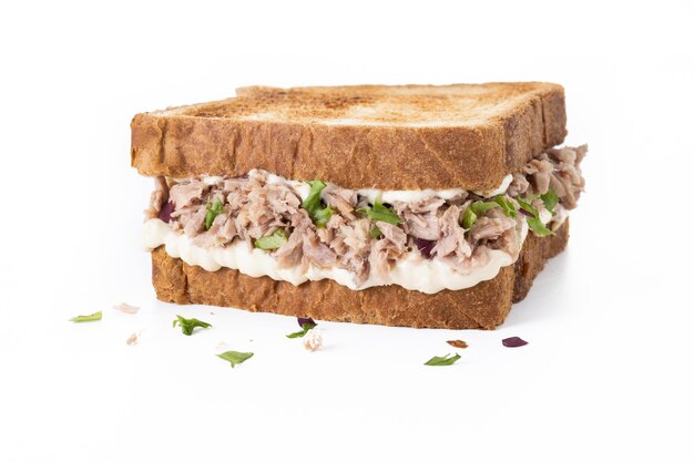 Tonijnsandwich met mayo en groenten die op witte achtergrond worden geïsoleerd