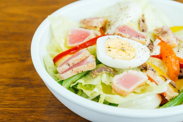 Tonijnvlees en ei met plantaardige salade