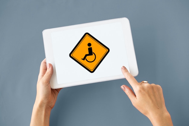 Gratis foto toon handicap rolstoel uitschakelen kennisgevingsbord